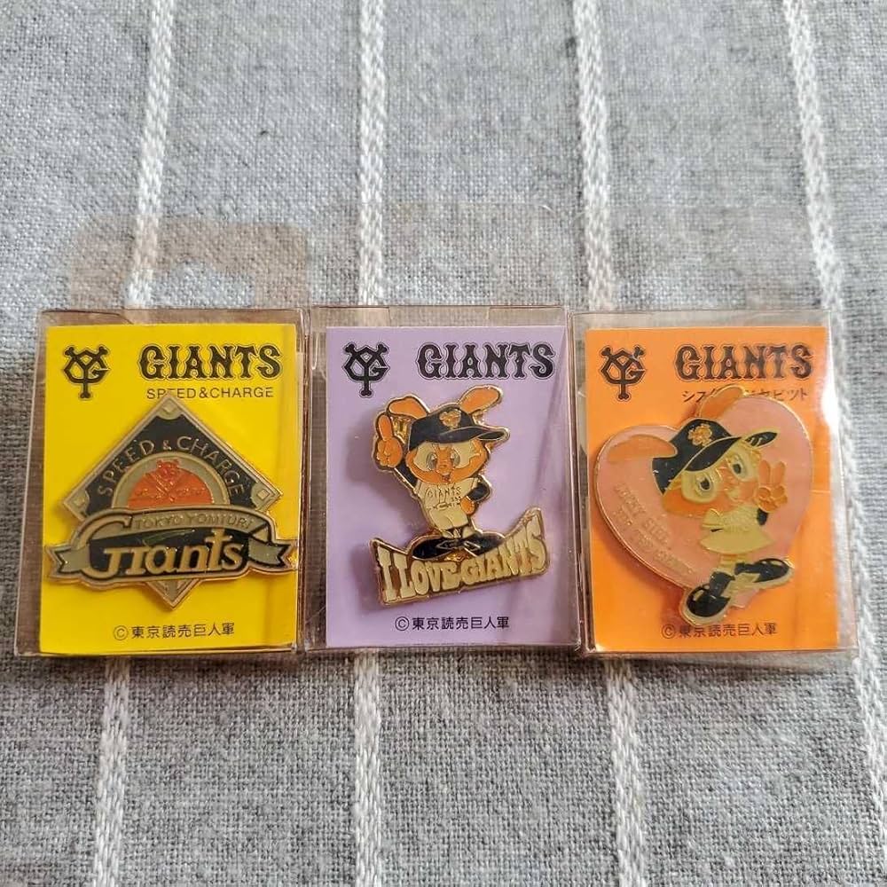 巨人　東京読売ジャイアンツ　歴代ユニフォーム型　ピンズセット　ピンバッジセット 巨人 東京読売ジャイアンツ 歴代ユニフォーム型 ピンズセット