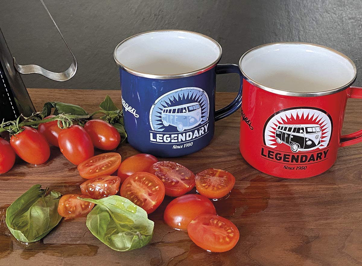BRISA VW Collection – Volkswagen zestaw 2 emaliowanych filiżanek do kawy i cappuccino, kubek owsiany, na kemping i do aktywności na świeżym powietrzu T1 Bus (350 ml x 2/czerwony i niebieski)