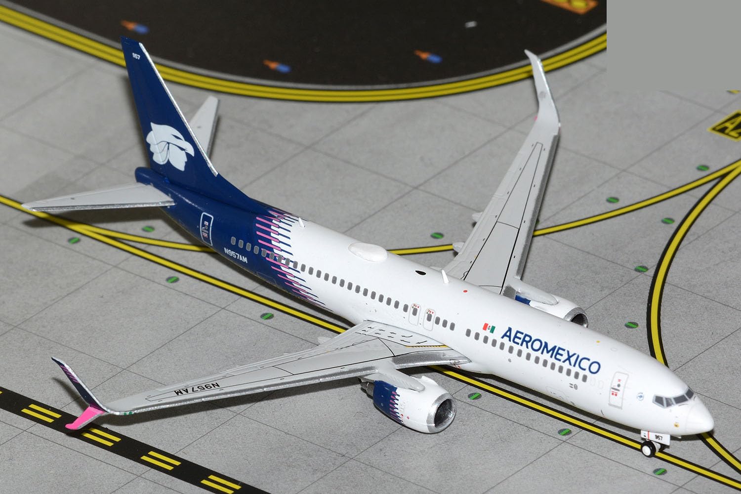 Amazon.com: GeminiJets GJAMX2321 Aeromexico Boeing 737-800 New