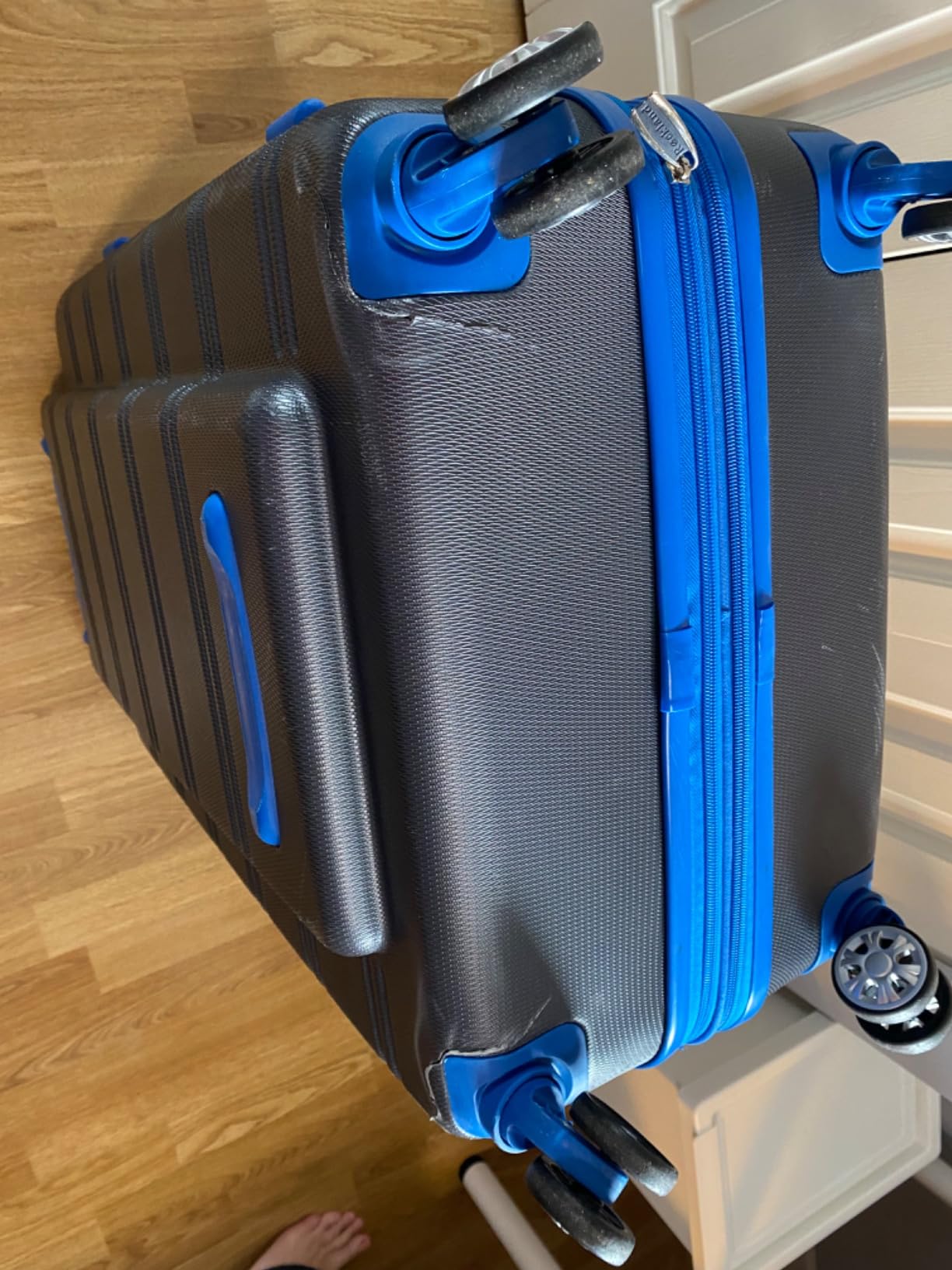 Amazon Basics Hardside Spinner Travel Luggage Suitcase 24 Inch