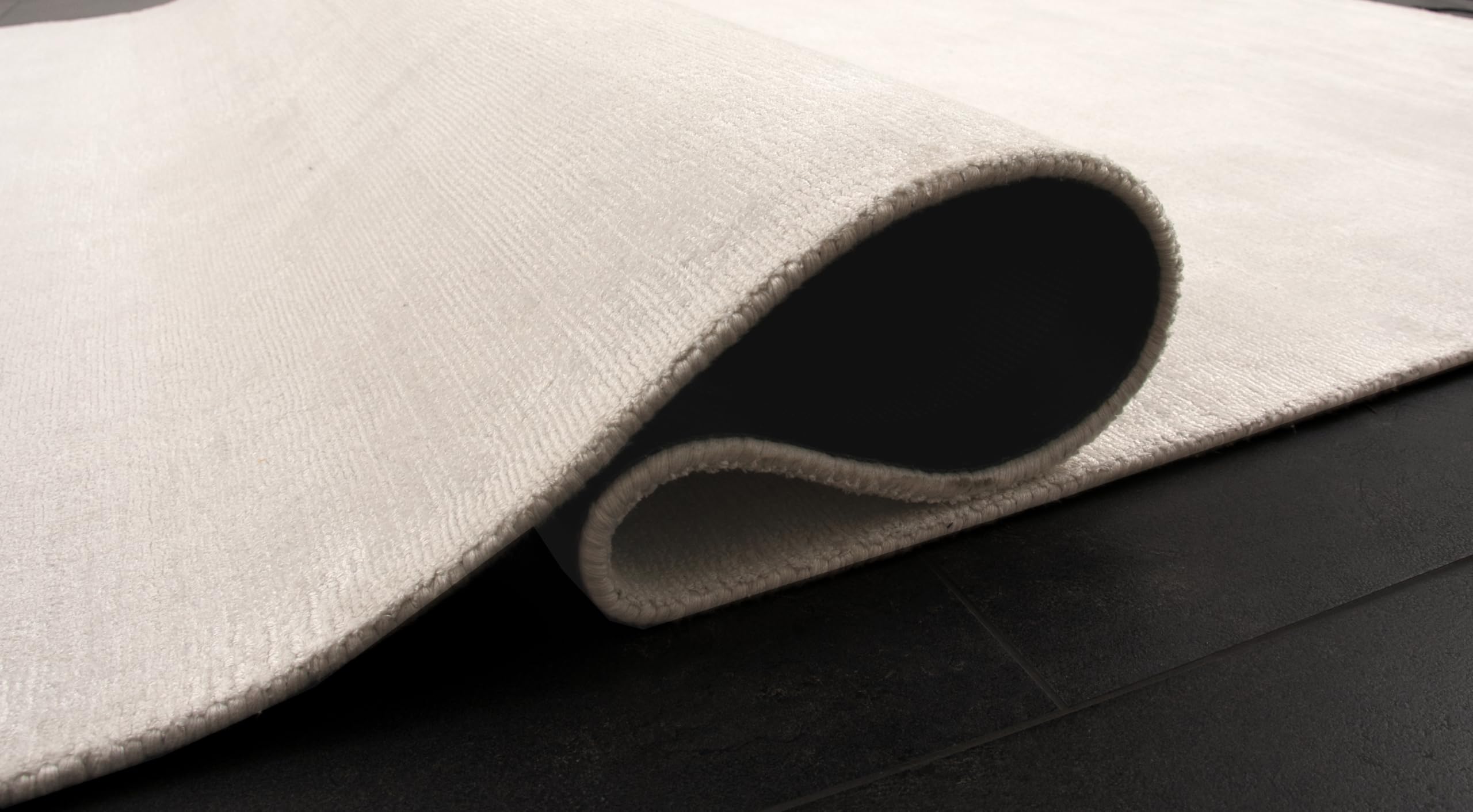 the carpet Janelle eleganter hochwertiger Viskose Wohnzimmer Teppich, exquisiter handegewebter Kurzflor mit Premium-Qualität, pflegeleicht, farbecht, Weiß, 80 x 150 cm