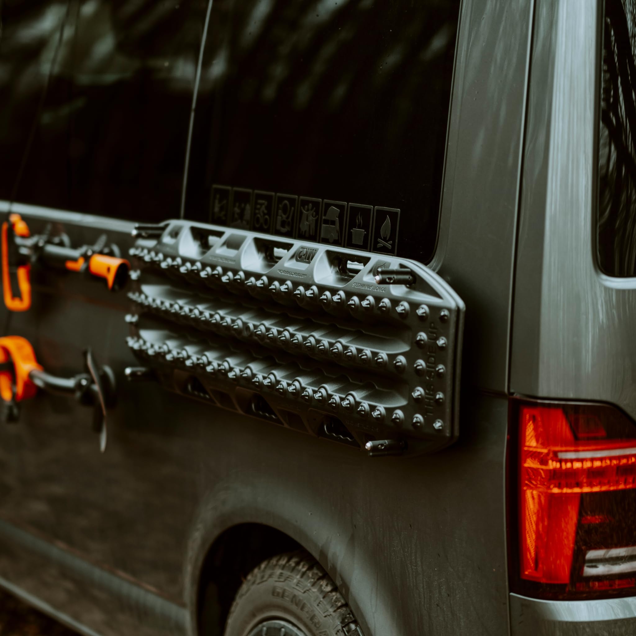 MAXTRAX MKII Sandbleche schwarz mit magnetischer Halterung von Campnetic | Sandboards mit Magnethalterung zur Befestigung ohne Bohren, Recovery Boards , für Offroad Camper, Vans & 4x4 Camping