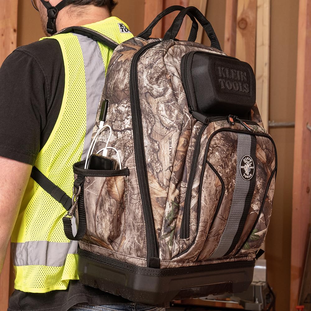 Klein Tools 62800BPCAMO - Mochila de herramientas Tradesman Pro, extragrande, con 40 bolsillos, con parte inferior moldeada, puerto de carga