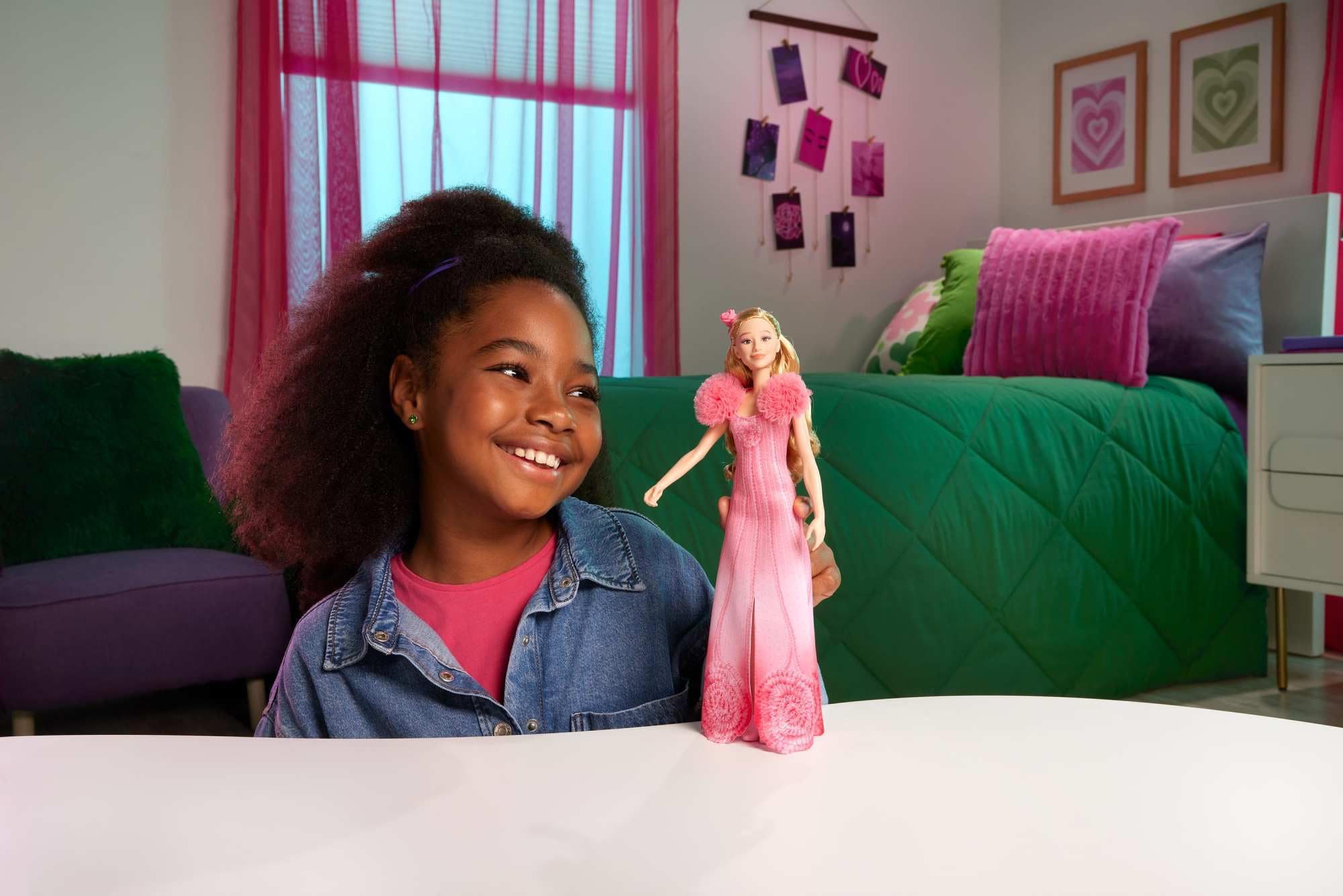 Mattel Universal Wicked - Glinda Cantante, bambola snodata con look ispirato al film, outfit rimovibile e accessori inclusi, canta "Popular", giocattolo per bambini, 4+ anni, JLG49