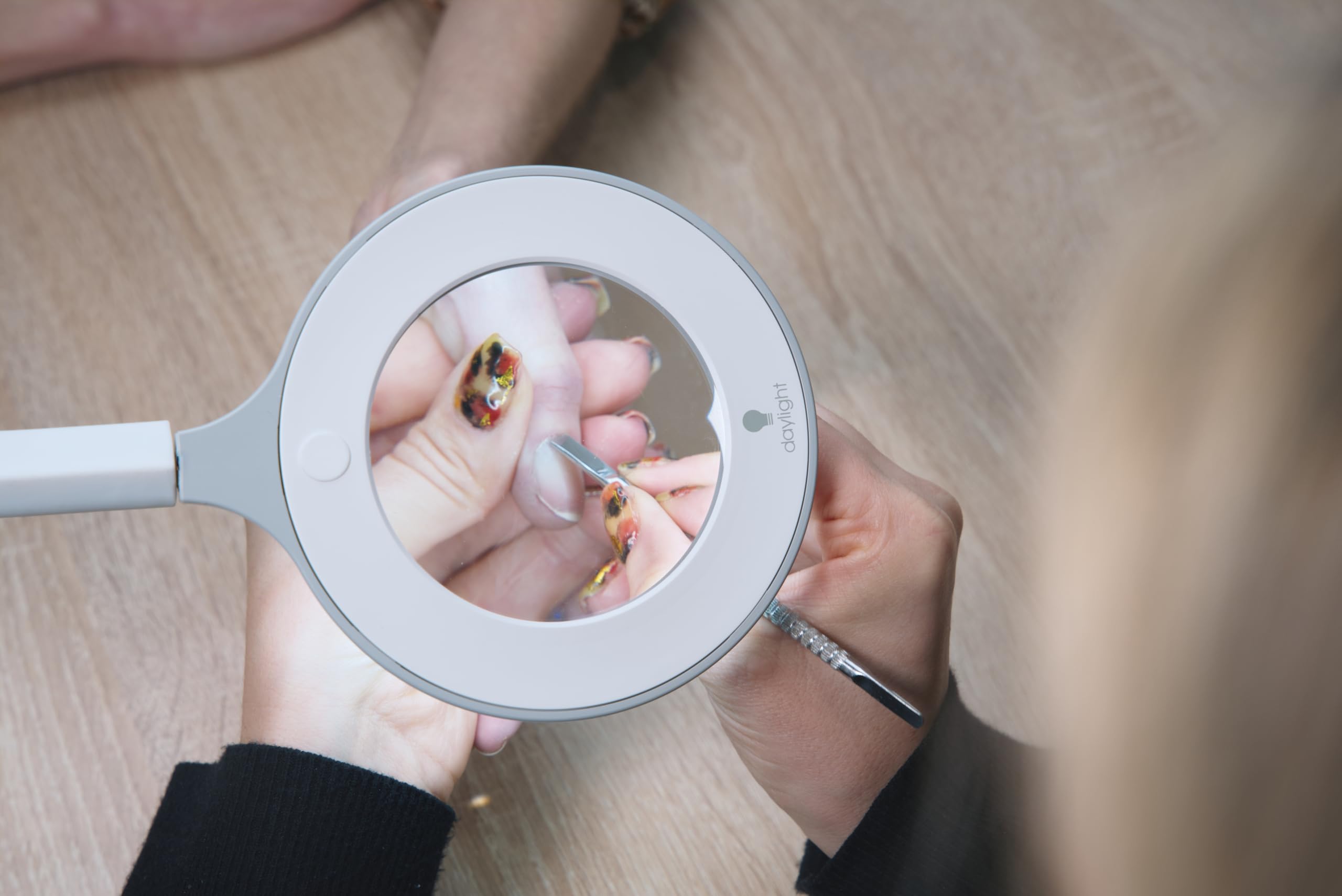 Daylight Lampe loupe Portable Omega 3.5 avec LED lumière du Jour 6000 K, grossissement 2,25x, 4 Niveaux de luminosité, Bras Flexible en Silicone, Sac Inclus