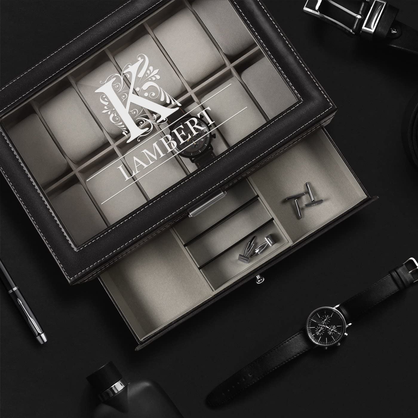 Maverton Boîte de Rangement avec Vitrine Gravée - Étui pour 12 Montres - Boite a Montre en Cuir Noir à Personnaliser - Cadeau Homme - Cadeau Noel - Cadeau Anniversaire - Lettrine