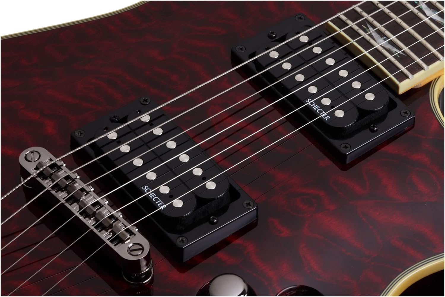 Schecter Diamond Plusピックアップとブリッジのクローズアップ