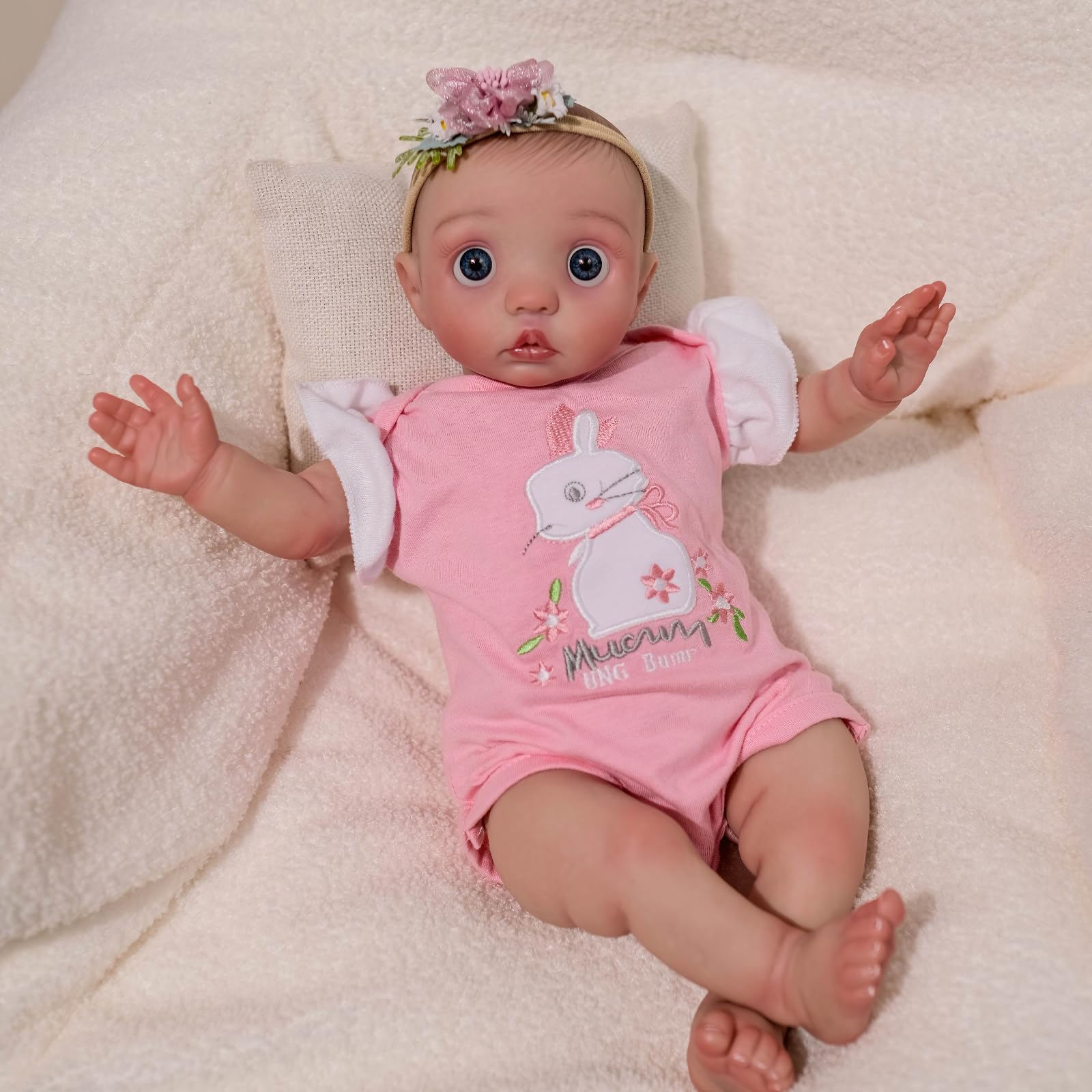 MineeQu Bambole Reborn - Bambola Realistica 16 Pollici, Prematuro Ricomposto, Capelli Pitturati a Mano, Occhi Blu, Onesie con Coniglio, Festaio Fiorito, Set Regalo