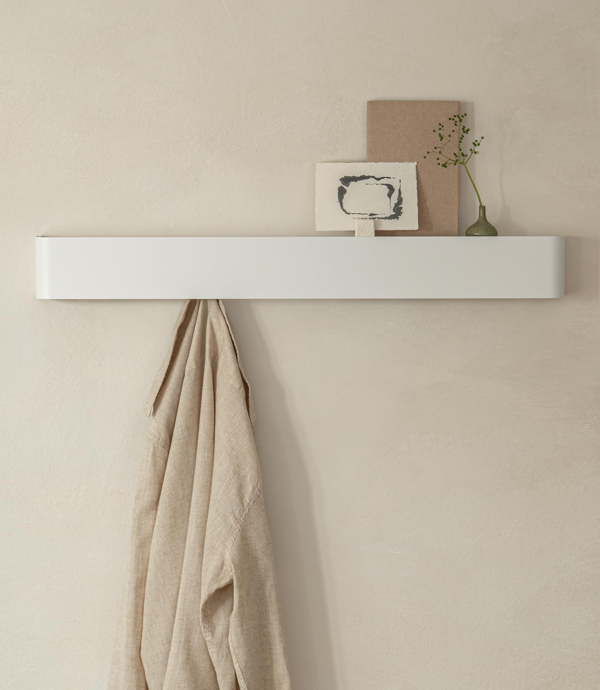 Kazai. Percheros de pared originales 'Tone' | Panel moderno con colgadores de ropa ocultos y estante | Percheros para entrada minimalista en metal | Perchero de montaje en pared | Blanco