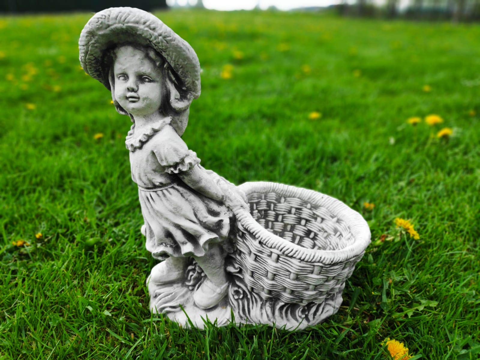 Ornamento da Giardino in Pietra, Statuetta Vintage di Greta con Vaso di Fiori