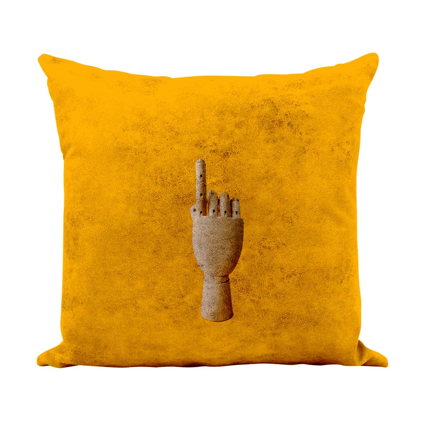 Coussin similicuir blanc 40x40 cm main articulée bois sur fond jaune moutarde