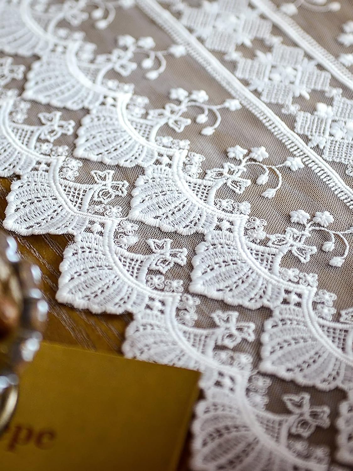 Elegante runner da tavola in pizzo bianco con nappe e decorazione floreale da tavolo, lavabile, 35 x 180 cm, per addio al nubilato, feste ed eventi speciali