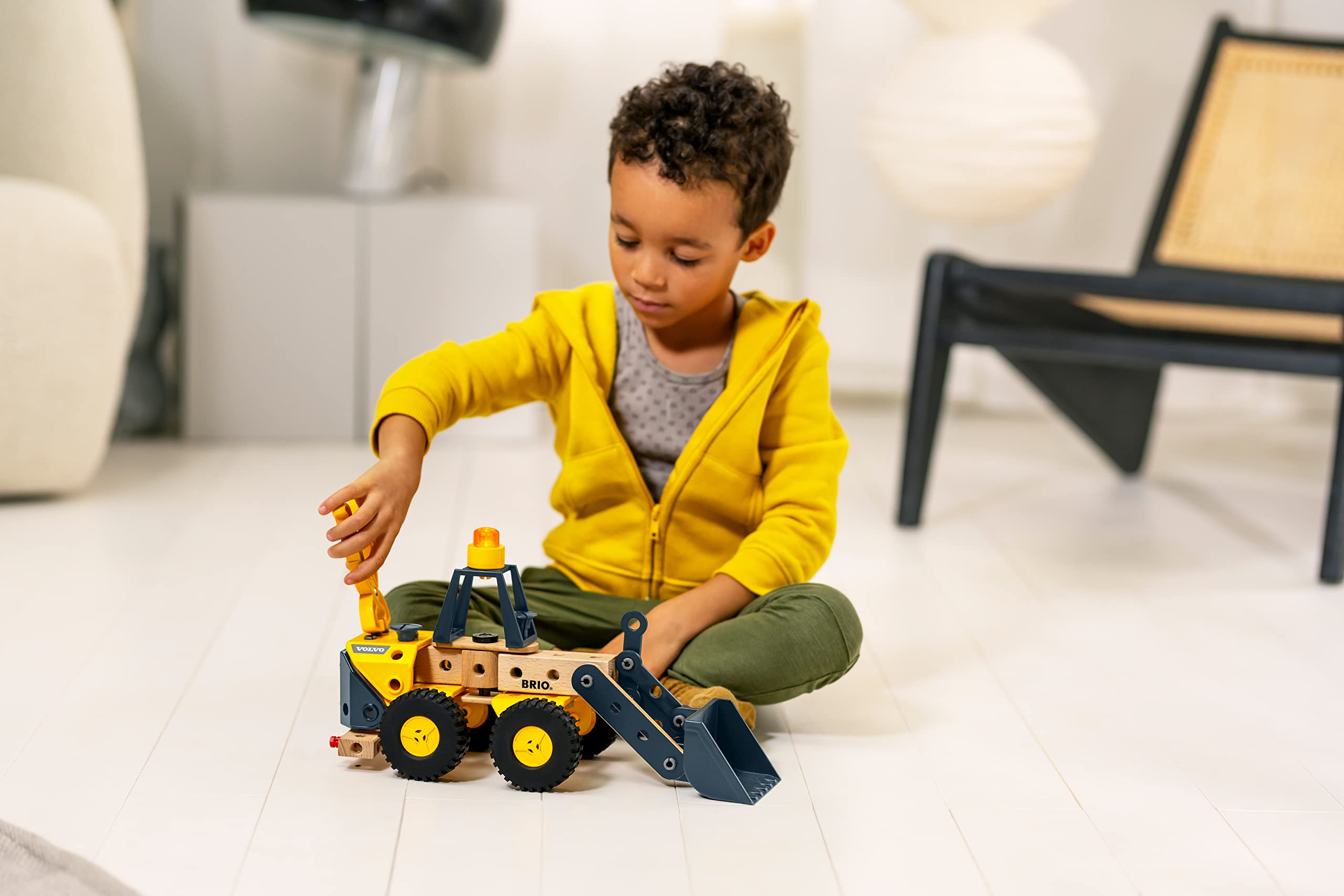 BRIO BUILDER - Pala caricatrice Volvo con Luce, Trattore con Caricatore Frontale, Kit costruzioni per Trattore, 58 Pezzi, Età 3+ Anni