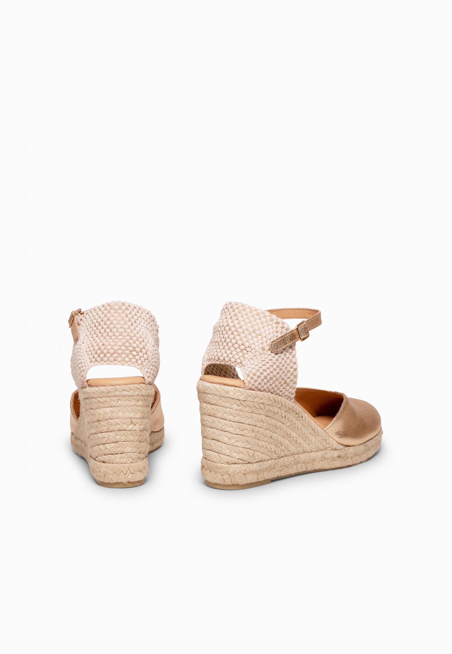 miMaO. Cuñas altas de esparto con plantilla acolchada de gel. Sandalias de piel. Artesanía Española