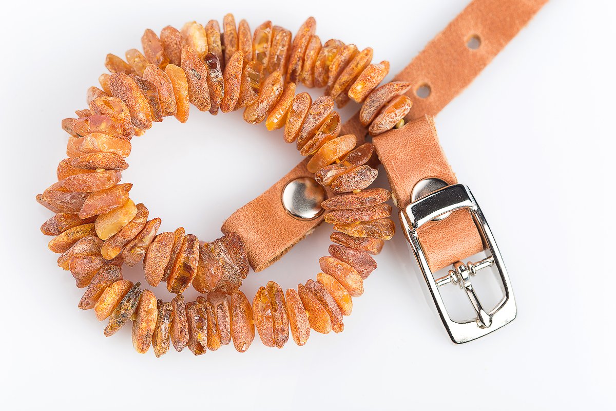 Bernsteinhalsband für Hunde & andere Haustiere – Handgemacht aus echtem baltischen Bernstein – Echtes Leder – Verstellbar – Geschenkverpackung – Größen 25-30 cm