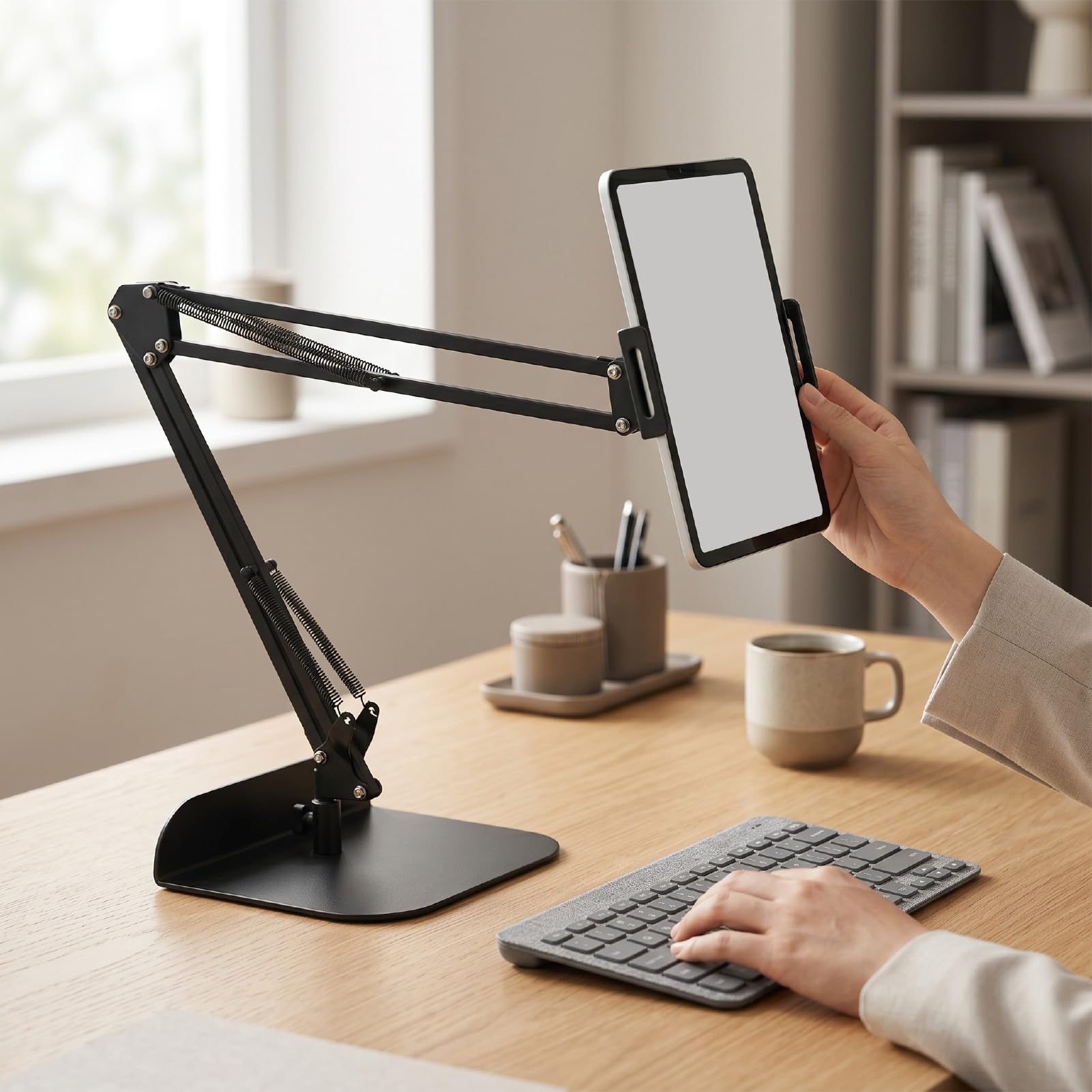 Tablet-Halterung für das Bett, Winkelverstellbarer, Faltbarer Tablet-Ständer mit 360°-Drehung, Flexiblem Langen Arm und Fernbedienung, Robuste Telefonhalterung über Dem Bett