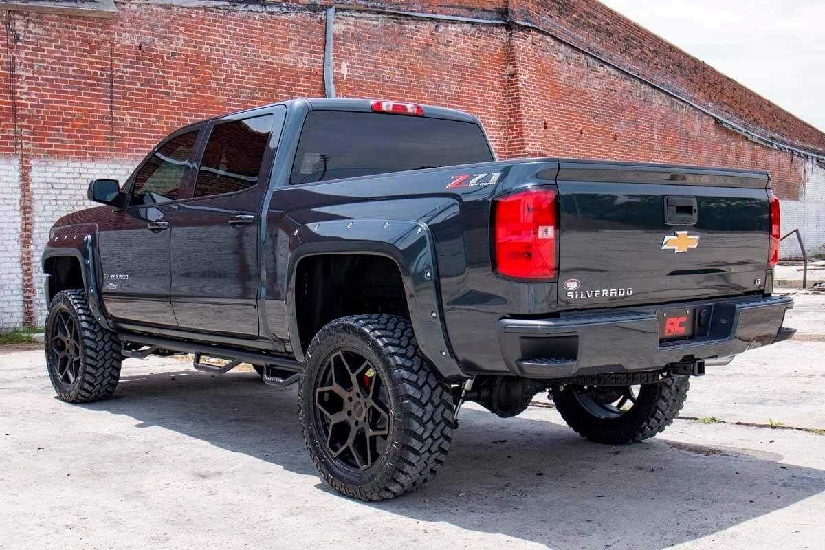 Rough Country 7" Lift Kit with Strut Spacers/N3 Rear Shocks for Chevy Silverado & GMC Sierra 1500 (2014-2018 w/Stock Cast Steel Control Arms)