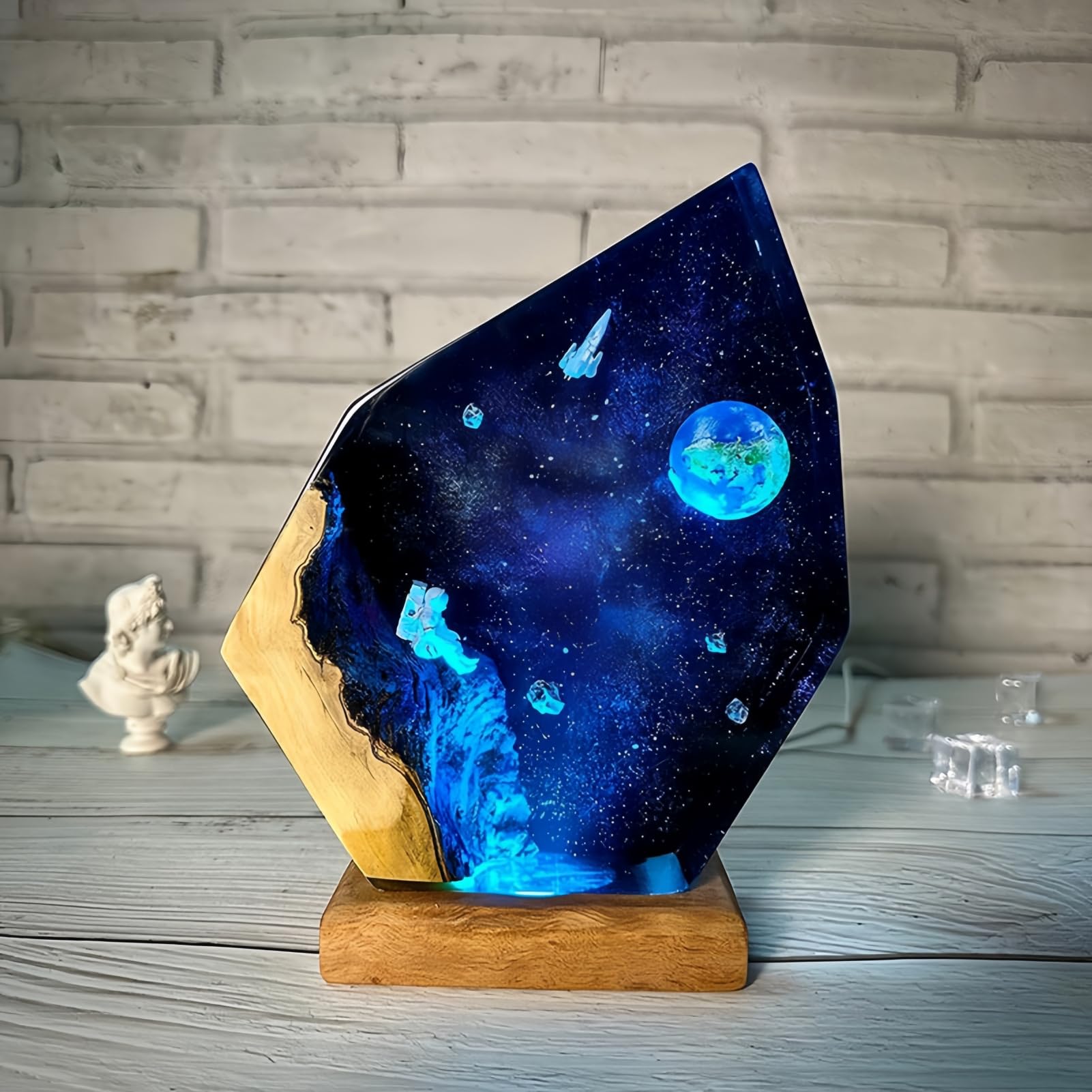 Drawelry Epoxy Resin Starry Sky Lamp, Handmade LED Starry Sky Astronaut Night Light, Resin Art Bedside Table Lamp for Men Office Decor Bedroom Decor 15.24x10.16cm (Earth and Rocket)
