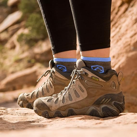 The medium cushioning of these socks offers just the right amount of support and comfort for trail running. It helps absorb impact and prevent soreness, making them ideal for long-distance runs and rugged terrains. Whether you're tackling rocky trails or navigating muddy paths, these socks protect your feet from bumps and bruises.