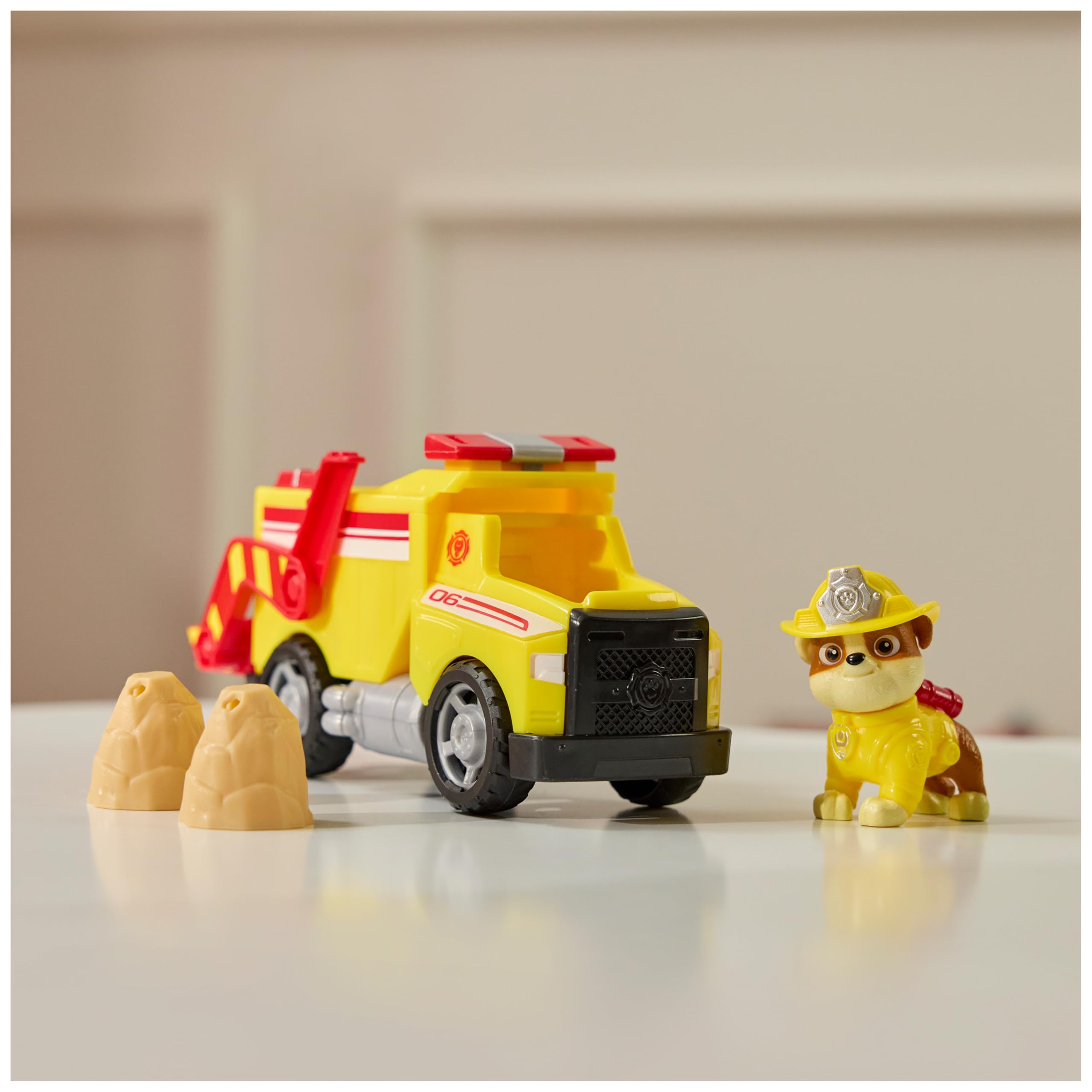 Paw Patrol Fire Rescue: Camion Ribaltabile Antincendio di Rubble con Personaggio, Proiettili e Camion Giocattolo, Giocattoli per Bambini e Bambine, 3+ Anni