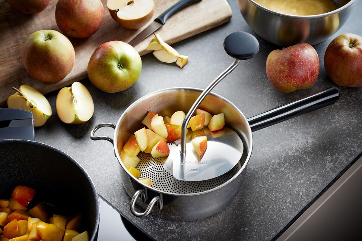 GEFU Passiergerät Flotte Lotte - Edelstahl Passiermühle mit 2mm Lochung | Manueller Küchenhelfer aus Edelstahl für Obst und Gemüse, 1,5 Liter Volumen, spülmaschinengeeignet, inkl. Abstreiffunktion