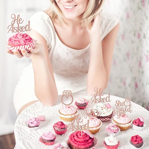 Miniatura 5 de Paquete de 30 adornos para cupcakes con purpurina en forma de corazón con texto en inglés "He Asked She Said Yes" para decoración de tartas de