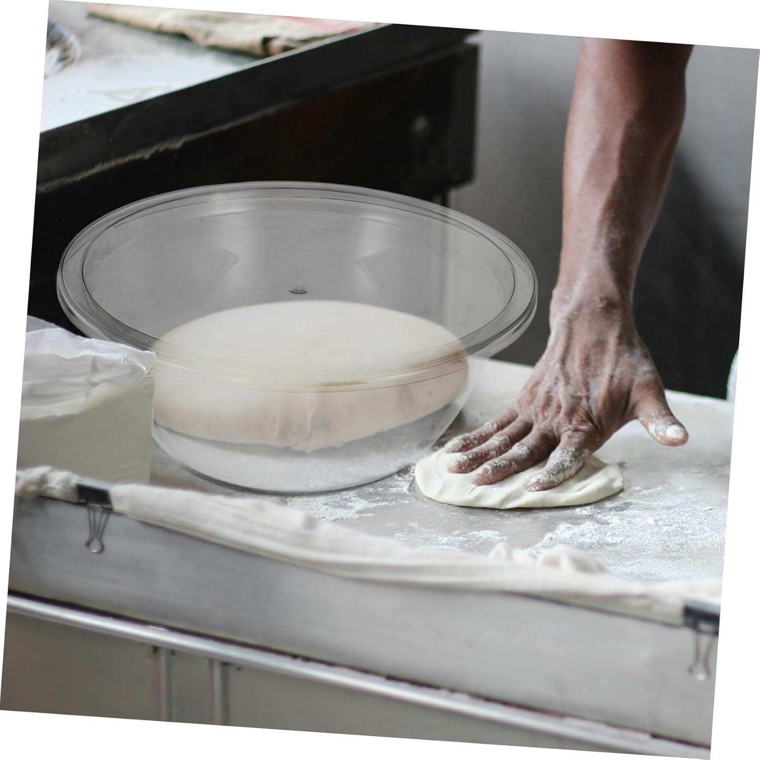 Amosfun Plastic Kneading Bowl Lid Deep Mixing and Food Prep Bowl for Salad Popcorn and Fruit Washing Large Capacity Kitchen Essential