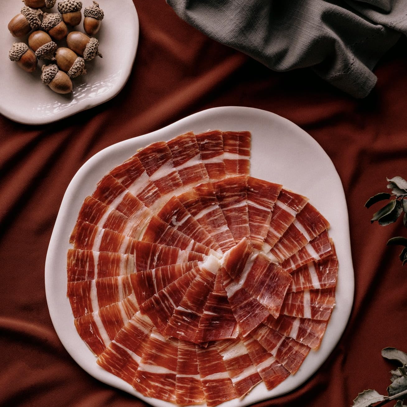 Maximiliano Jabugo - Jamón Bellota - Jamón 100% Ibérico - 24 Estuches 80 gr + 2 Estuches Taquitos 100 gr - Cortado a Mano - Exclusivo, Auténtico - Curación 36 Meses - Crianza en Libertad - Brida Negra