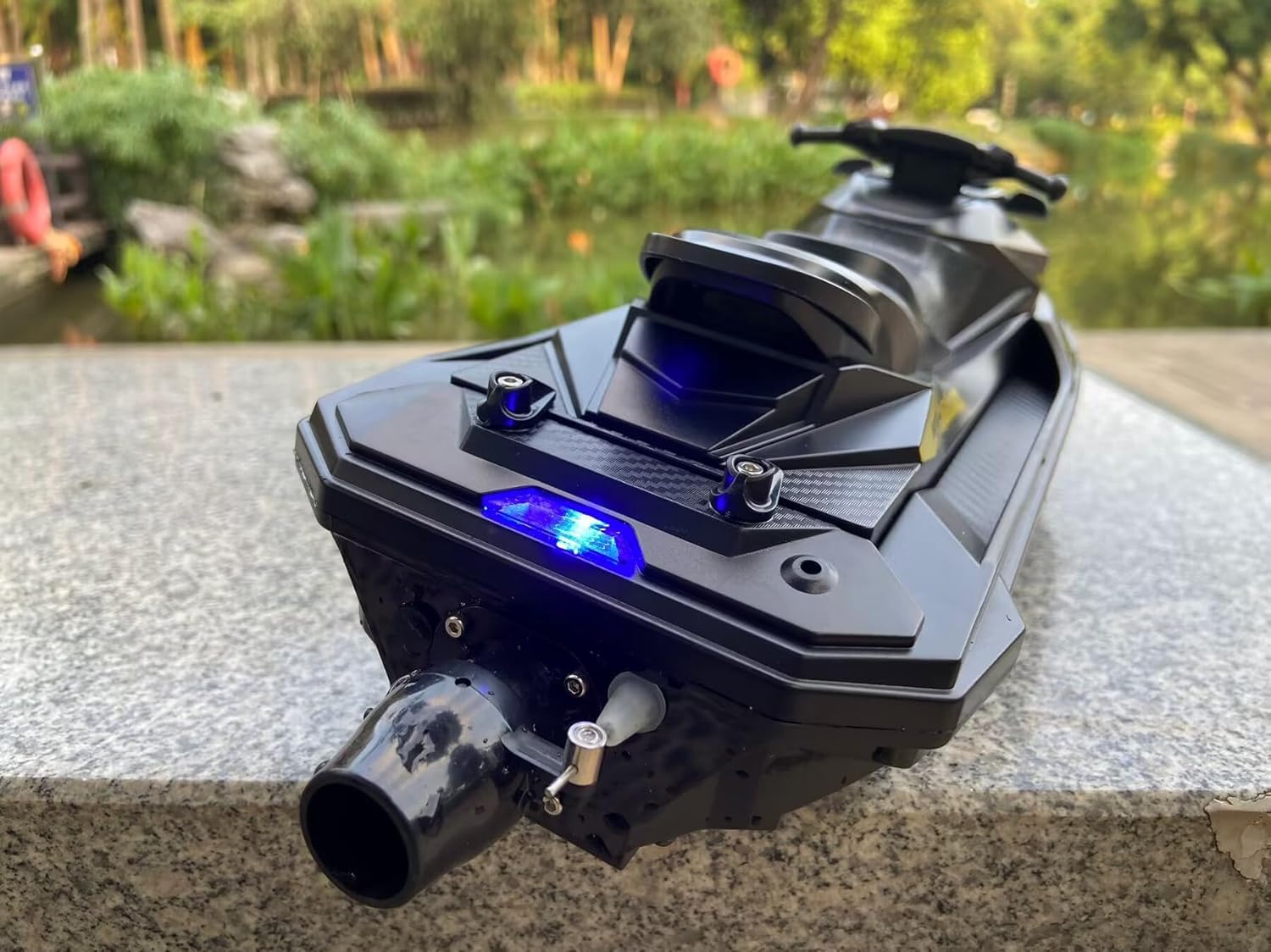 Mando a distancia modelo de lancha grande de 33 cm (33 cm) RC Jet Kayak, luces delanteras y traseras a una velocidad de 20 km/h, adecuado para piscinas de lago (verde) batería dual
