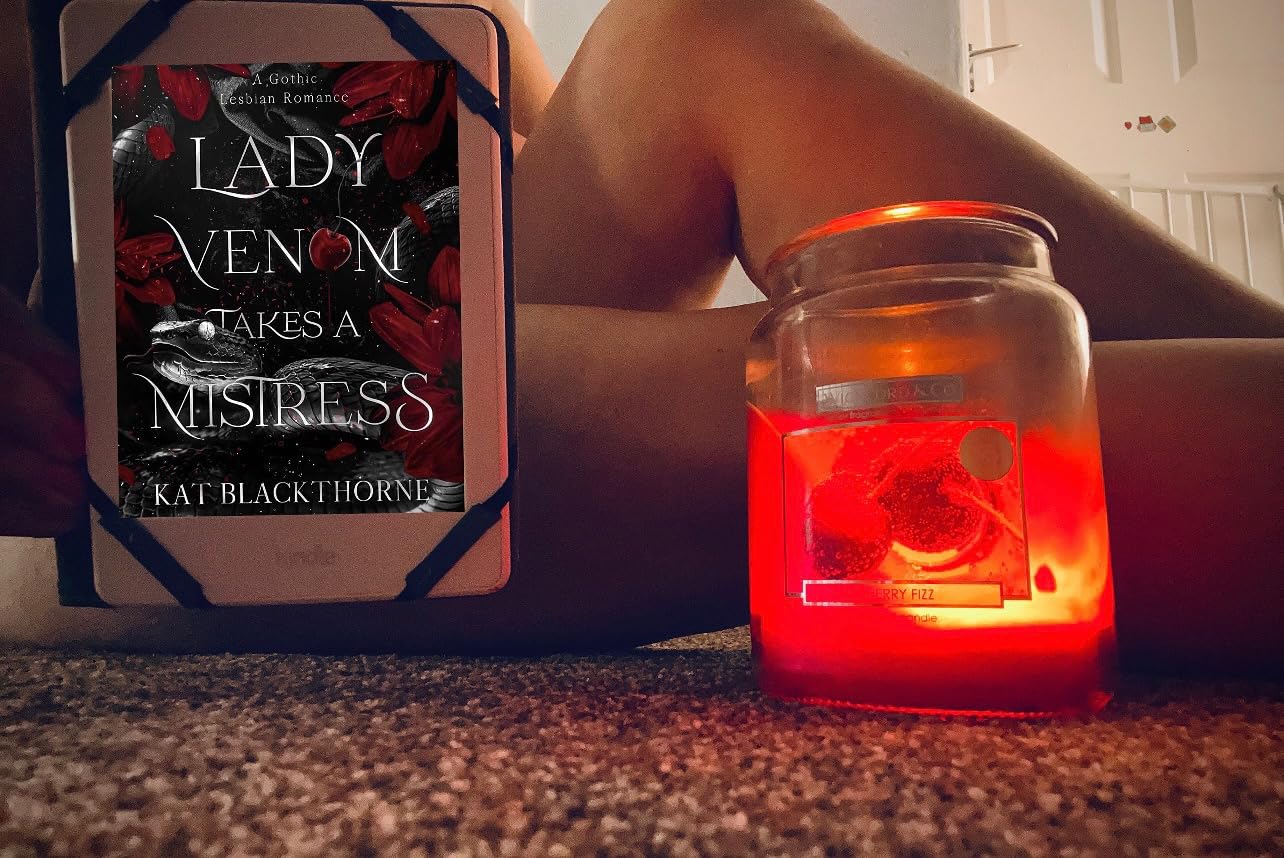 Lady Venom Takes A Mistress: A Gothic Lesbian Romance eBook
