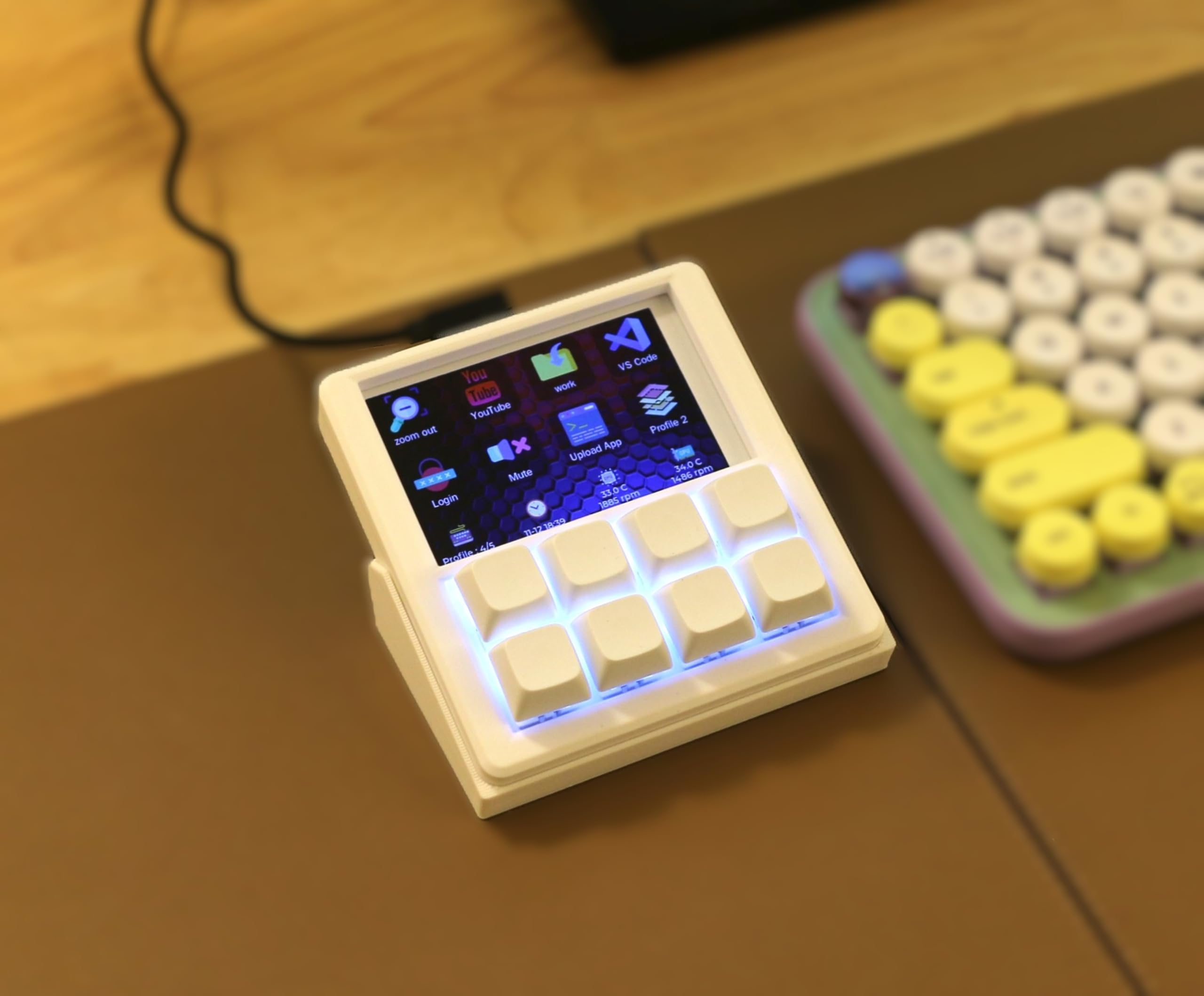Mechanisches Makropad mit 8,9 cm (3,5 Zoll) TFT-Bildschirm, 8 programmierbare Tasten, ESP32-betriebene benutzerdefinierte Tastatur, treiberfreies HID für Streamer und Designer, Open Source