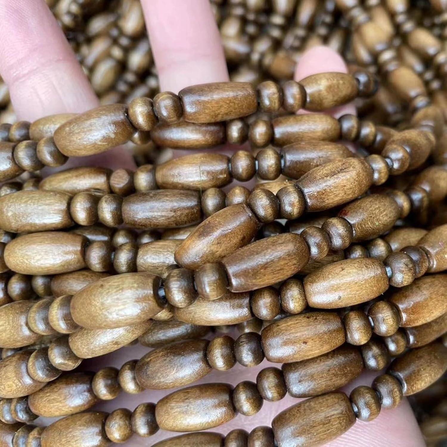 Rideaux de perles en bois pour séparer le salon avec élégance