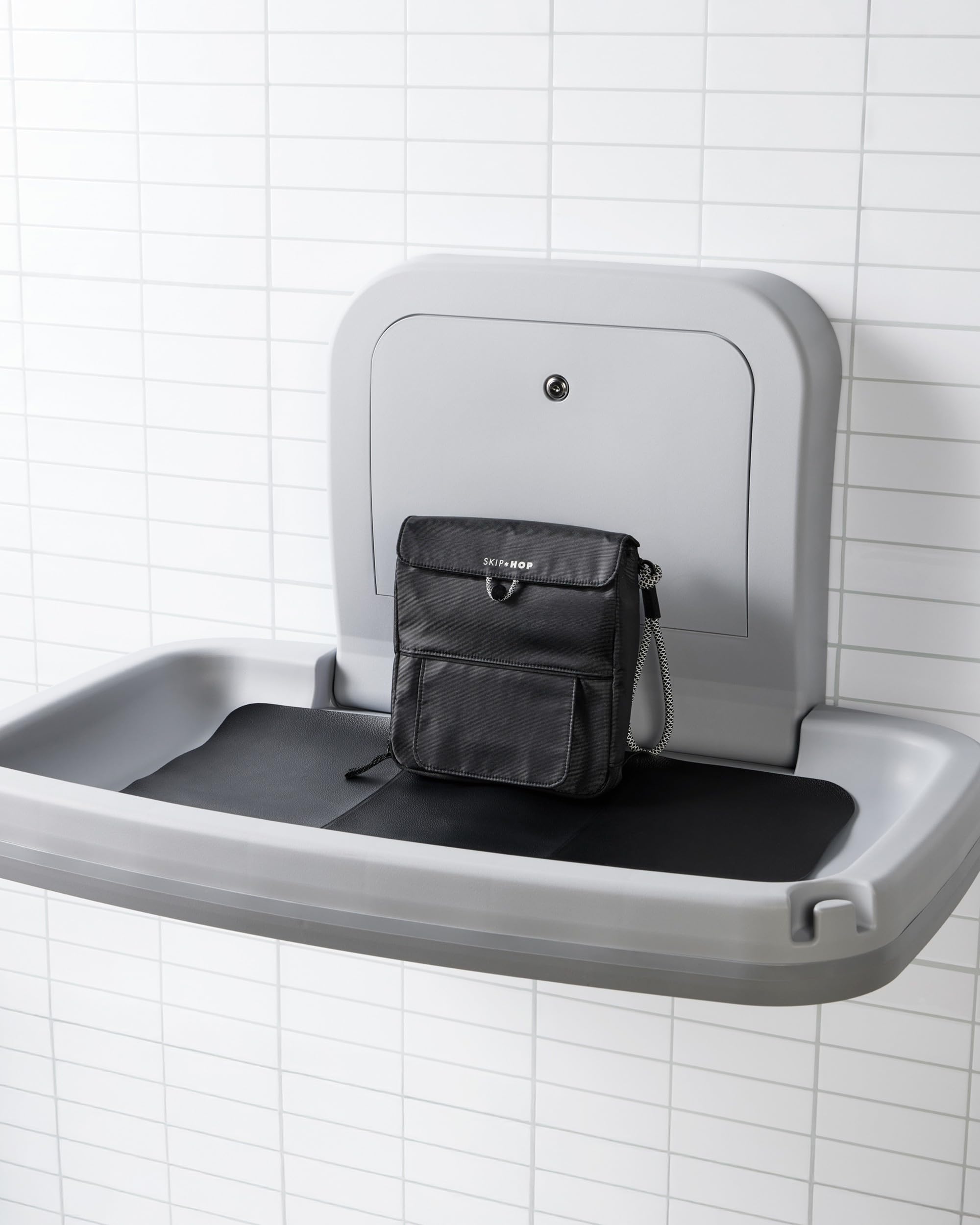 Skip Hop Cambiador de viaje para bebé con superficie fácil de limpiar, bolsillo para toallitas, almacenamiento de pañales, dispensador de bolsas desechables y bolsillo magnético para toallitas