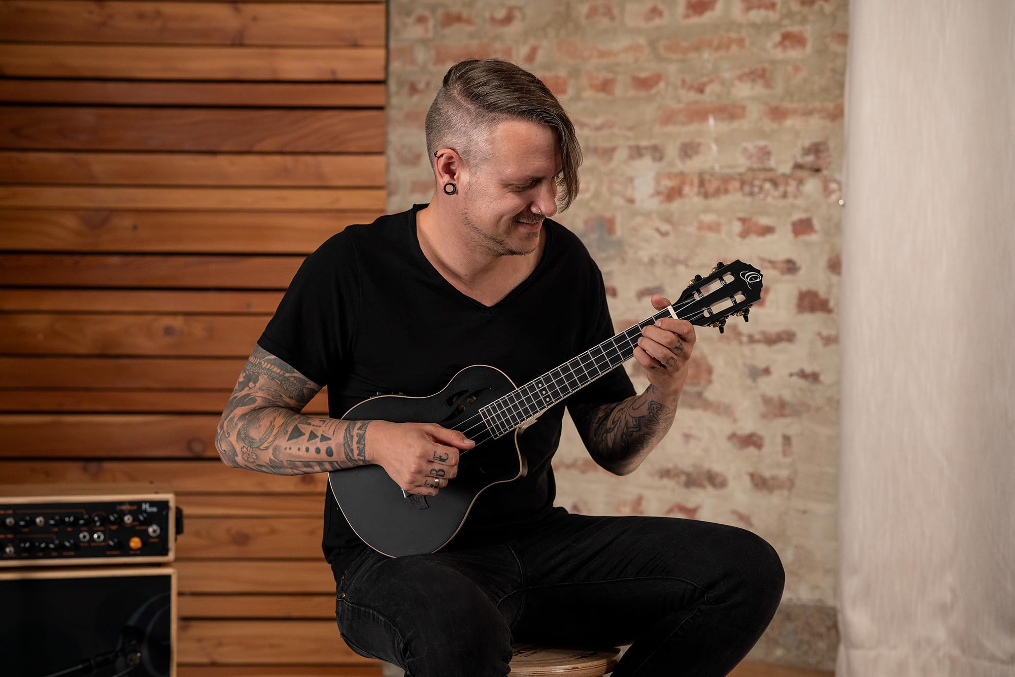 Ortega Guitars Ukulélé Ténor Électro-Acoustique – Corps Plein – Tourplayer Series – Housse Incluse – Épicéa/Okoumé, Noir (RTPS-U-SBK)