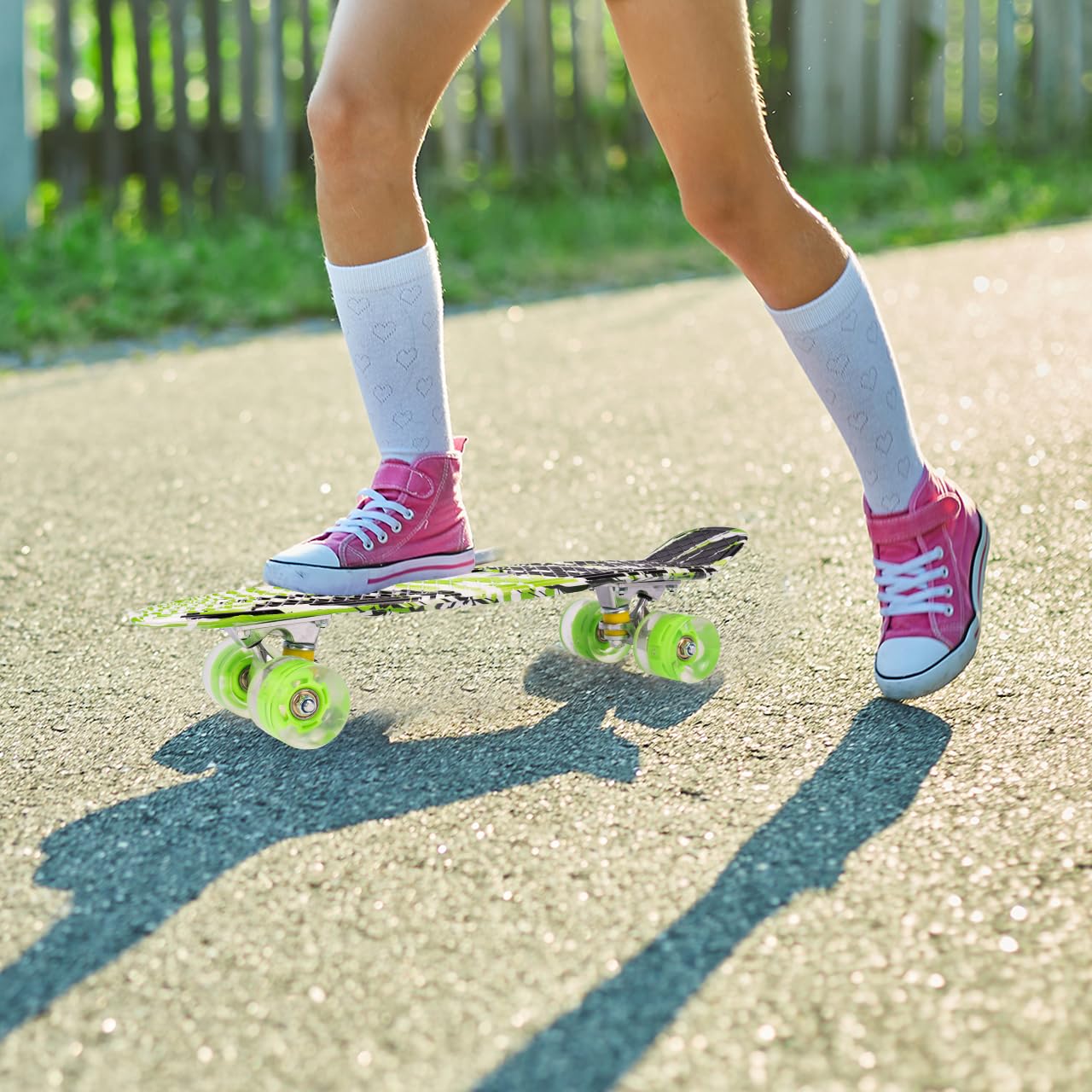 Malplay Mini Skateboard mit Leuchtende RGB LED-Räder | 22" Cruiser Board für Kinder und Jugendliche | Kinderskateboards | Gute Wahl für Anfänger | ab 6 Jahre | 56cm | Grün