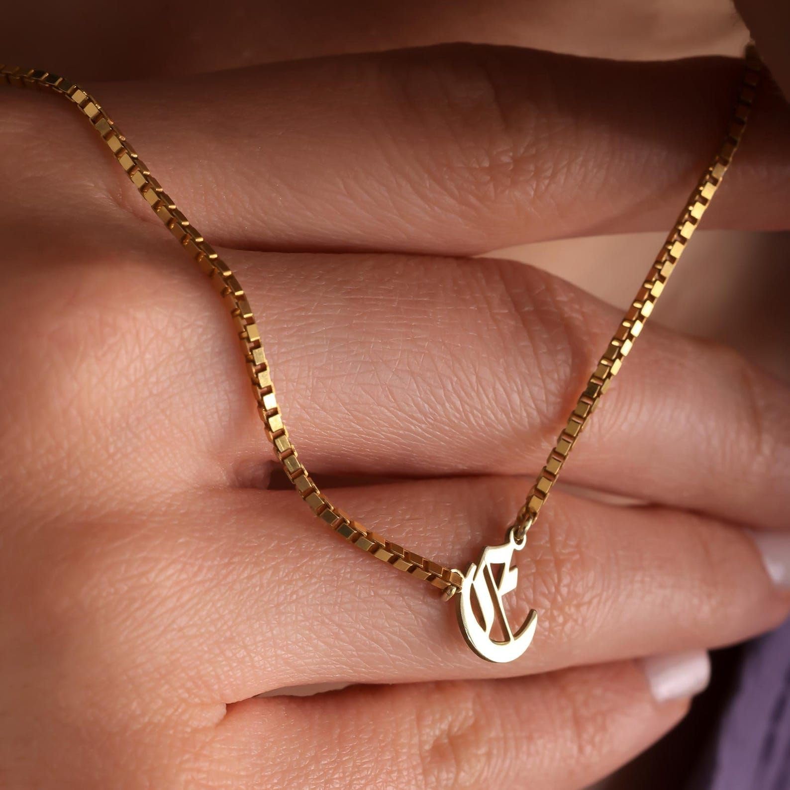 Stile gotico antico collana con iniziale delicato su misura catena Figaro gotico lettera per mamma Festa della Mamma Natale anniversario compleanno