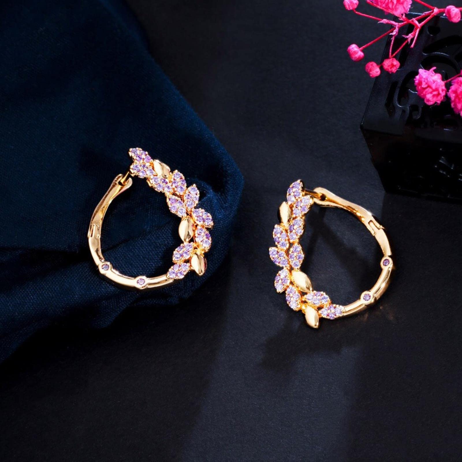 Orecchini a cerchio con micro intarsi di zirconi viola e pietre CZ in oro, eleganti gioielli da donna alla moda for tutti i giorni