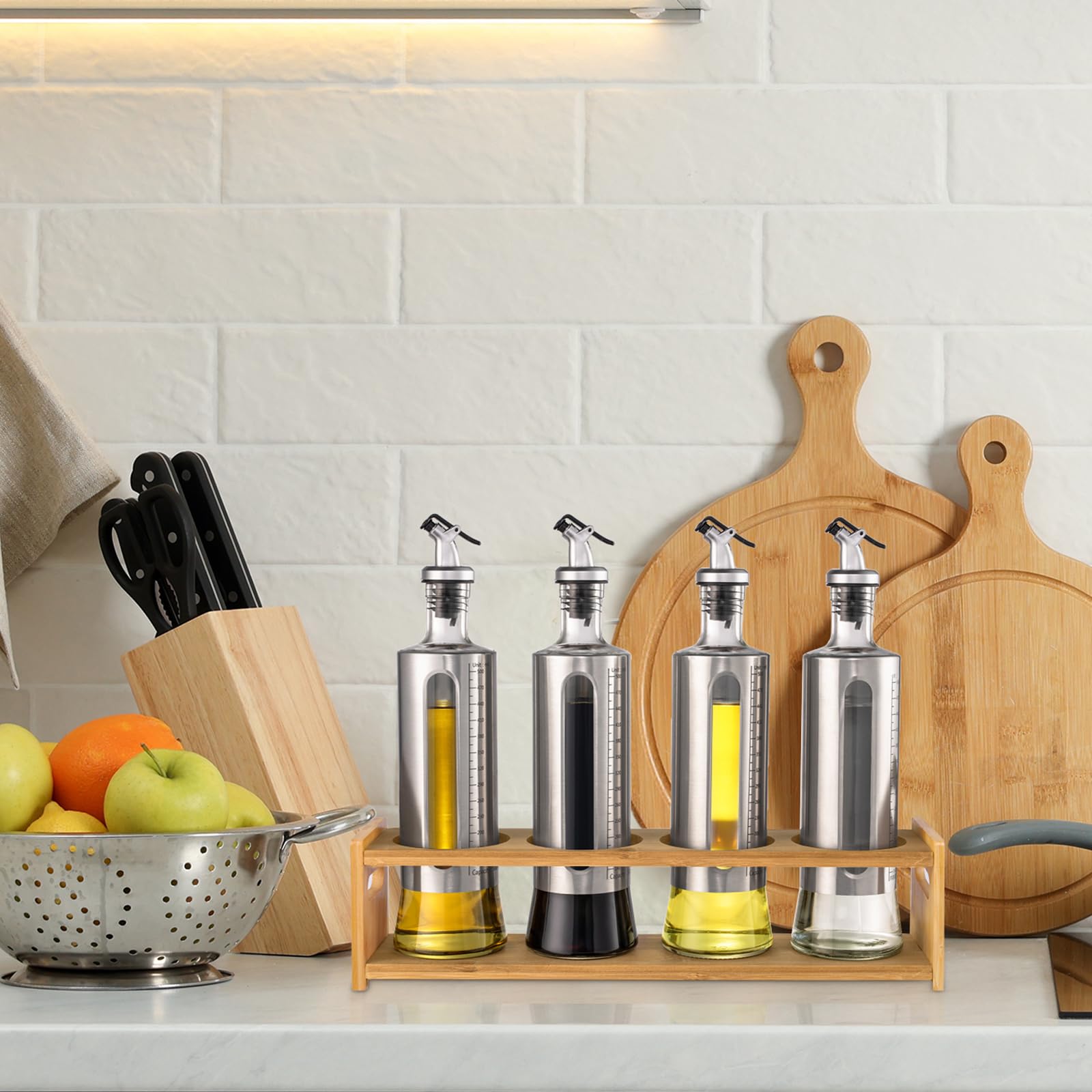 Set Dispenser Per Olio Con Vassoio In Bambù – 2 Bottiglie In Vetro 350ml + Versatori In Metallo Ponderati – Kit Completo Per Cucina