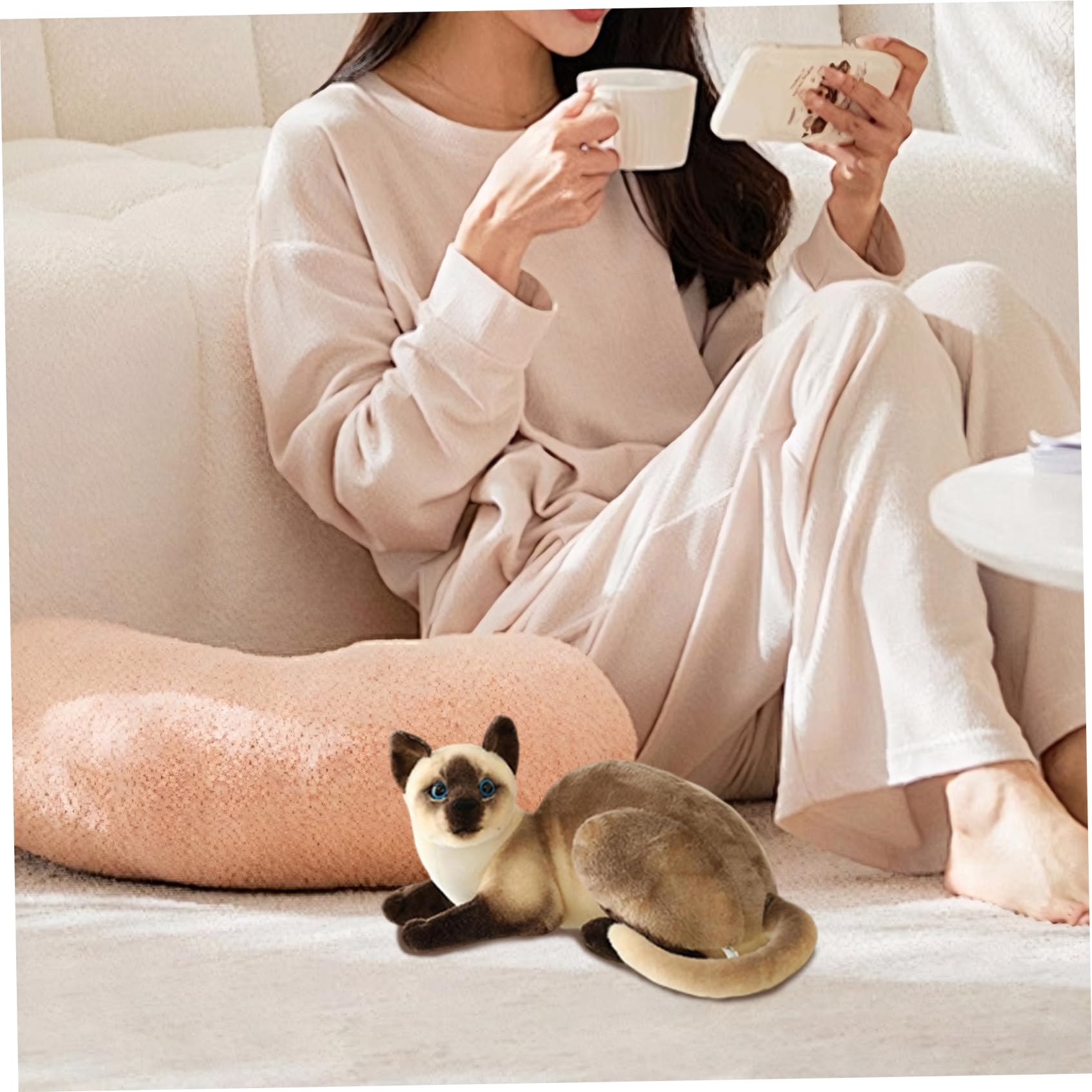 Gatto Siamese Peluche 10 Pollici Postura sdraiata realistica Gatto Siamese Animale di pezza Bambola Traspirante e Delicata sulla Pelle Peluche ripiene di Cotone, Animali