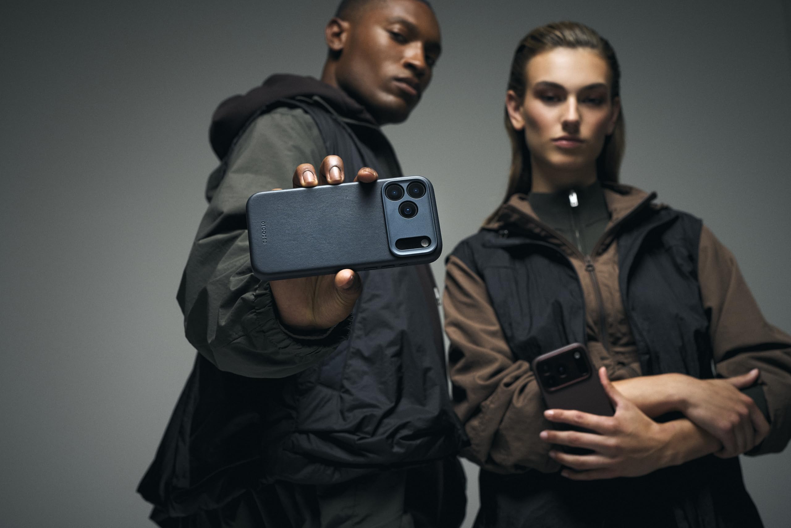 Decoded Lederhülle für iPhone 17 Pro Max, Premium ECCO Leder, MagSafe Kompatibel, Vollständiger Kameraschutz, Metalltasten, Stoßfest, Kratzfest, Glas Kamera Taste, Marineblau
