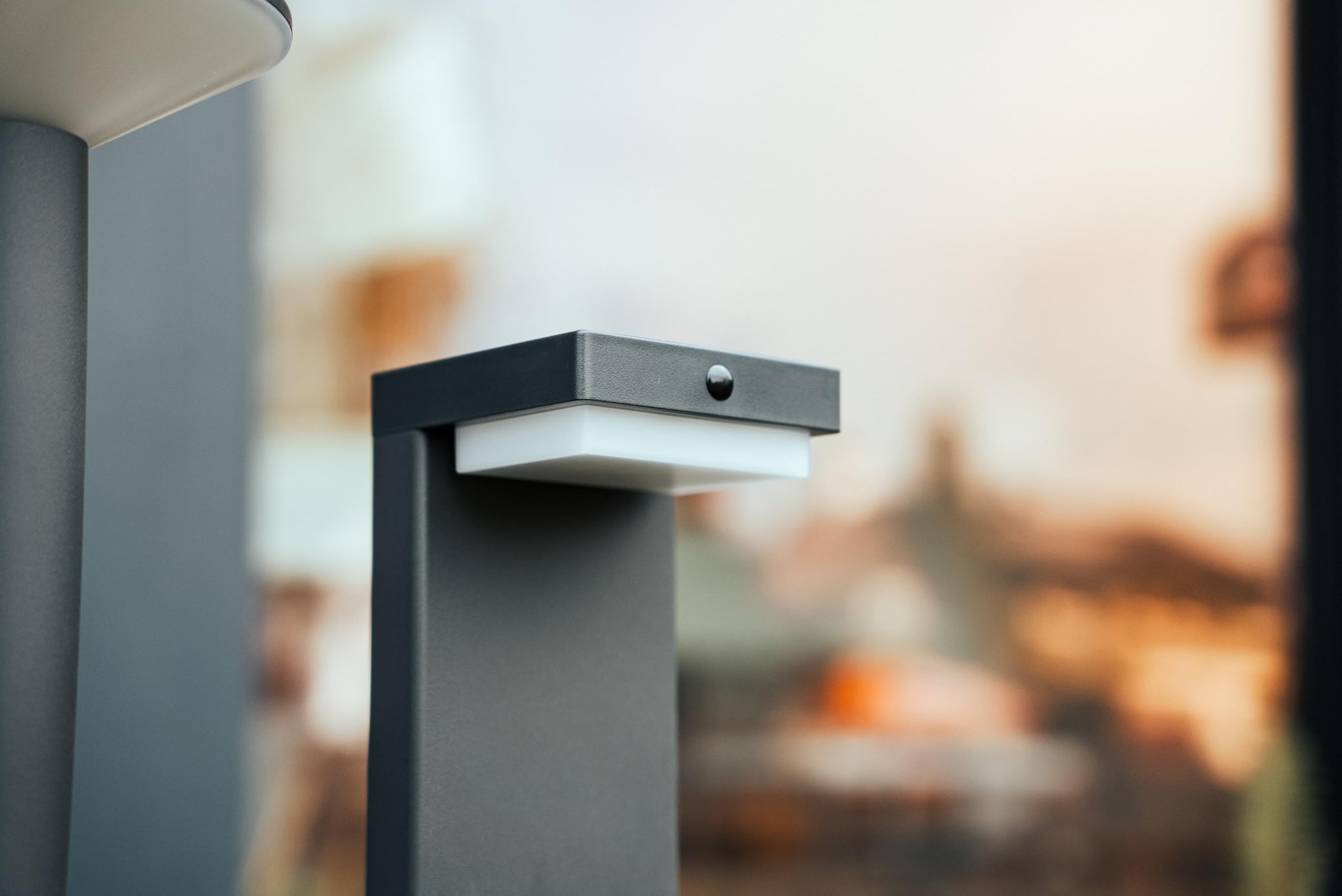 BOLD 2x LED Solar-Wegeleuchten mit PIR Bewegungssensor - Gun Grey | IP44 Solarlampen Set - 3000K Warmweiß - 180 lm Gartenleuchten - Erdspieß o. Schrauben - USB-C & Solar Ladung - 2000 mAh