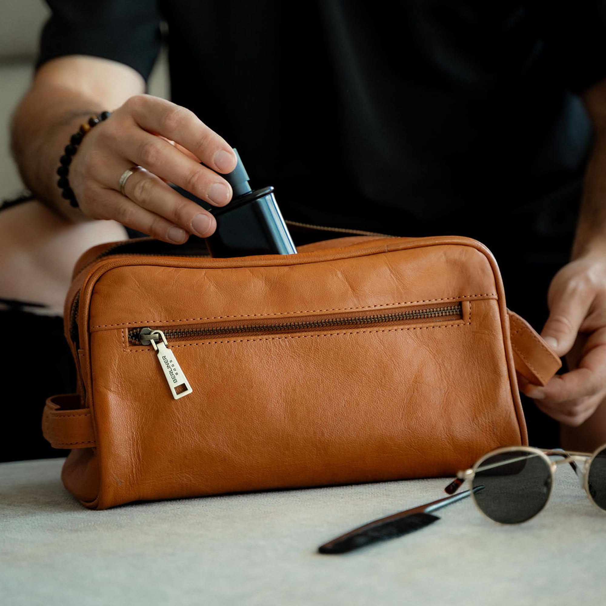 Berliner Bags Tim XL Neceser de Piel Auténtica, Gran Bolso de Aseo con Cremallera YKK, Bolsillos Interior y Exterior, Forro de Algodón y Asa de Mano – Marrón