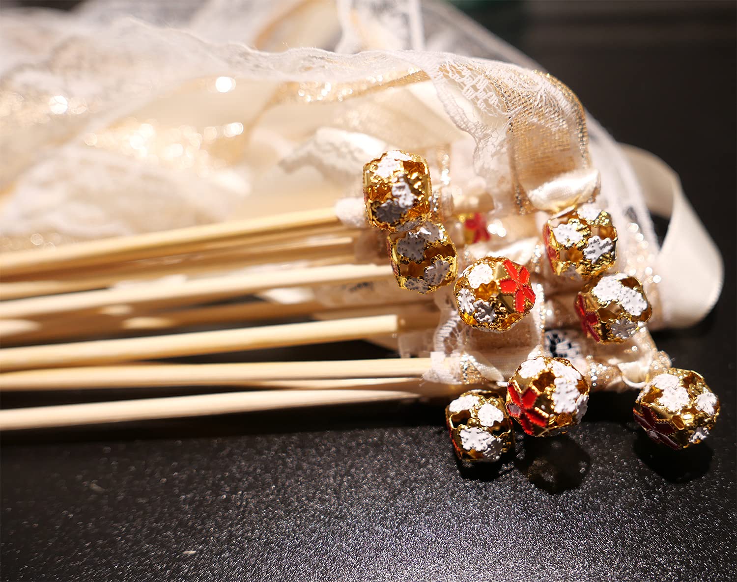 50x Wedding Wands Zauberstäbe mit Glocken,Spitzen Luftschlangen Seide Fee Stick,Lace Ivory Ribbon Wands Wedding Ribbon Stick Glücksstäbe für Hochzeit Partys Babypartys Geburtstag Weihnachten Feiern