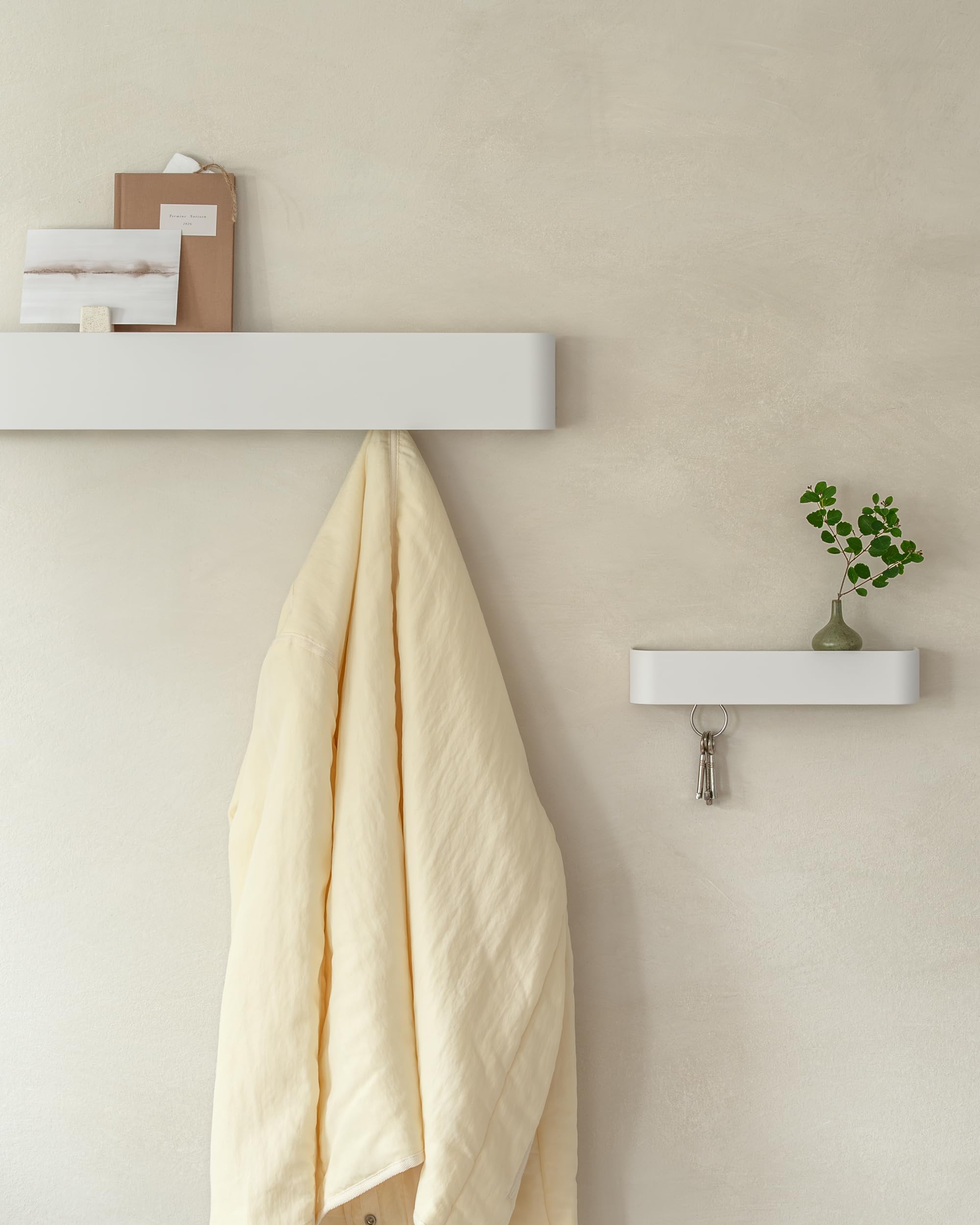Kazai. Appendiabiti da parete design 'Tone' | Appendi abiti moderno con porta giacche da muro e mensola | Attaccapanni in metallo da ingresso | Bianco