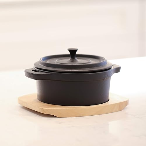 Miniatura 2 de Frieling Mini horno holandés de hierro fundido con interior esmaltado y salvamanteles de madera, 1.9 tazas, color negro