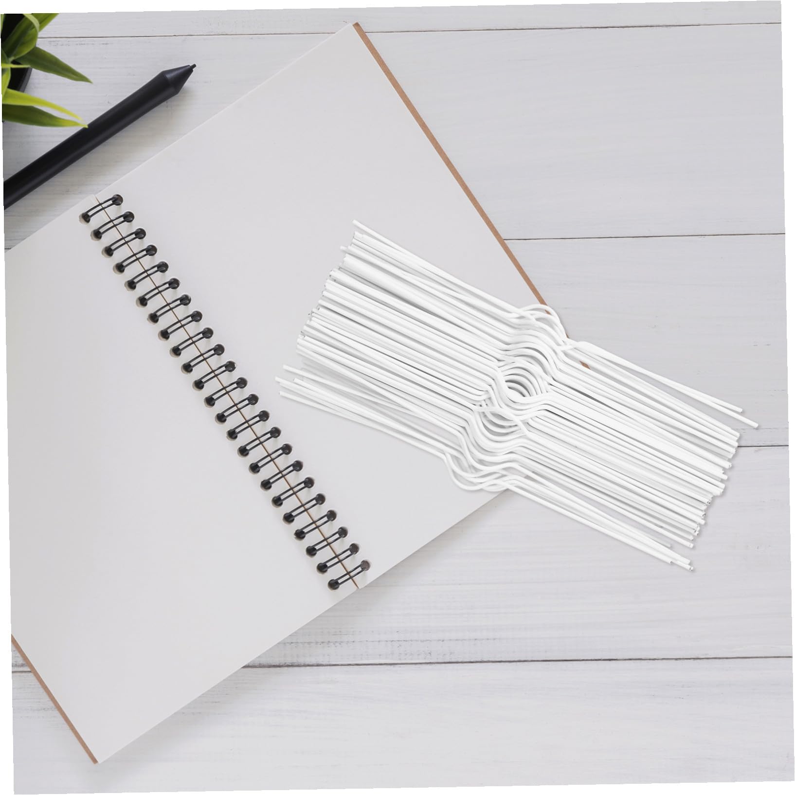 100 Piezas Ganchos de Hierro Reutilizables Pequeños para Colgar Calendarios con Doble Alambre Fáciles de Usar para DIY y Carteles Color Blanco Paquete de Unidades