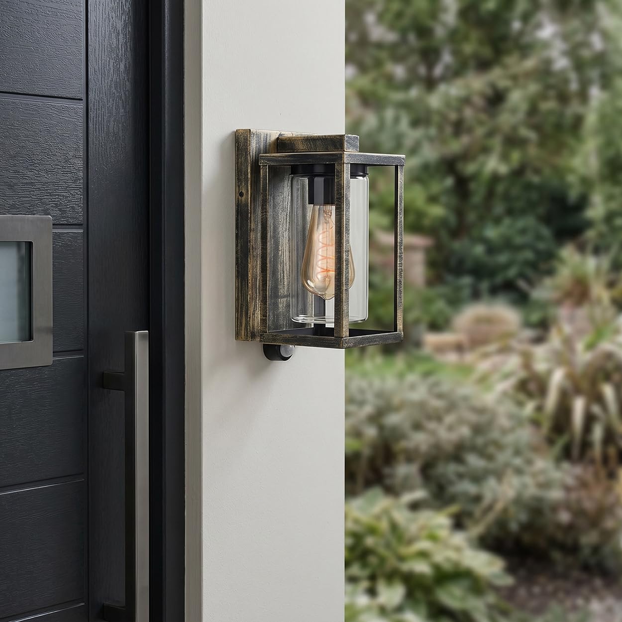 HOFSTEIN Außenwandleuchte Portalis, Außenleuchte mit Bewegungsmelder aus Metall/Glas in Schwarz-Gold/Klar, moderne Wandlampe für Eingangsbereich, 1 x E27, ohne Leuchtmittel, IP44