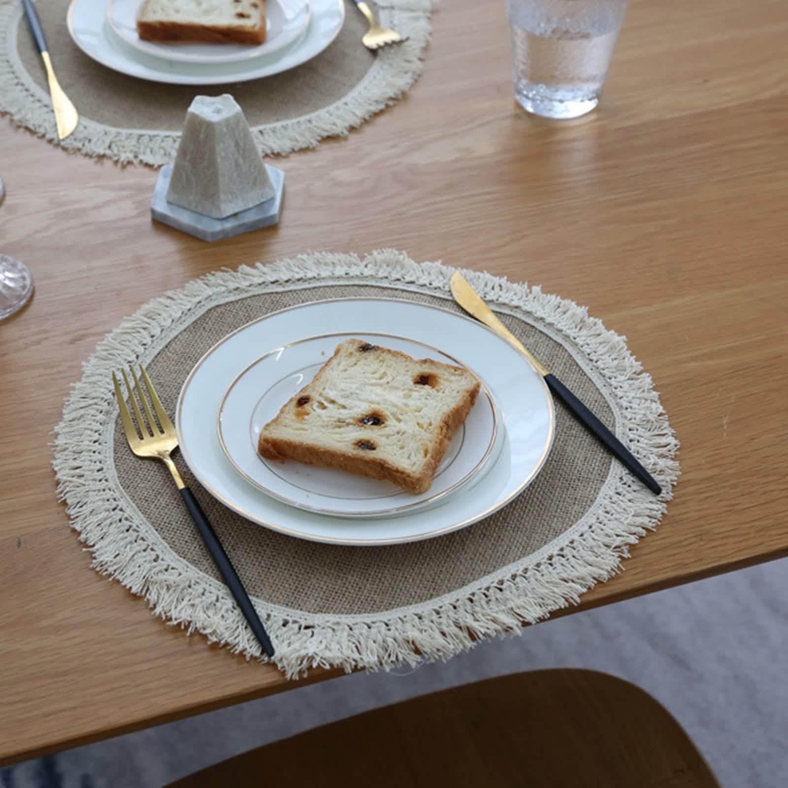 Brązowy zestaw stołowy, pod talerzykami Zestaw 10 jednolitych kolorów z bawełnianymi i lnianymi pomponami pod talerzem 30 cm