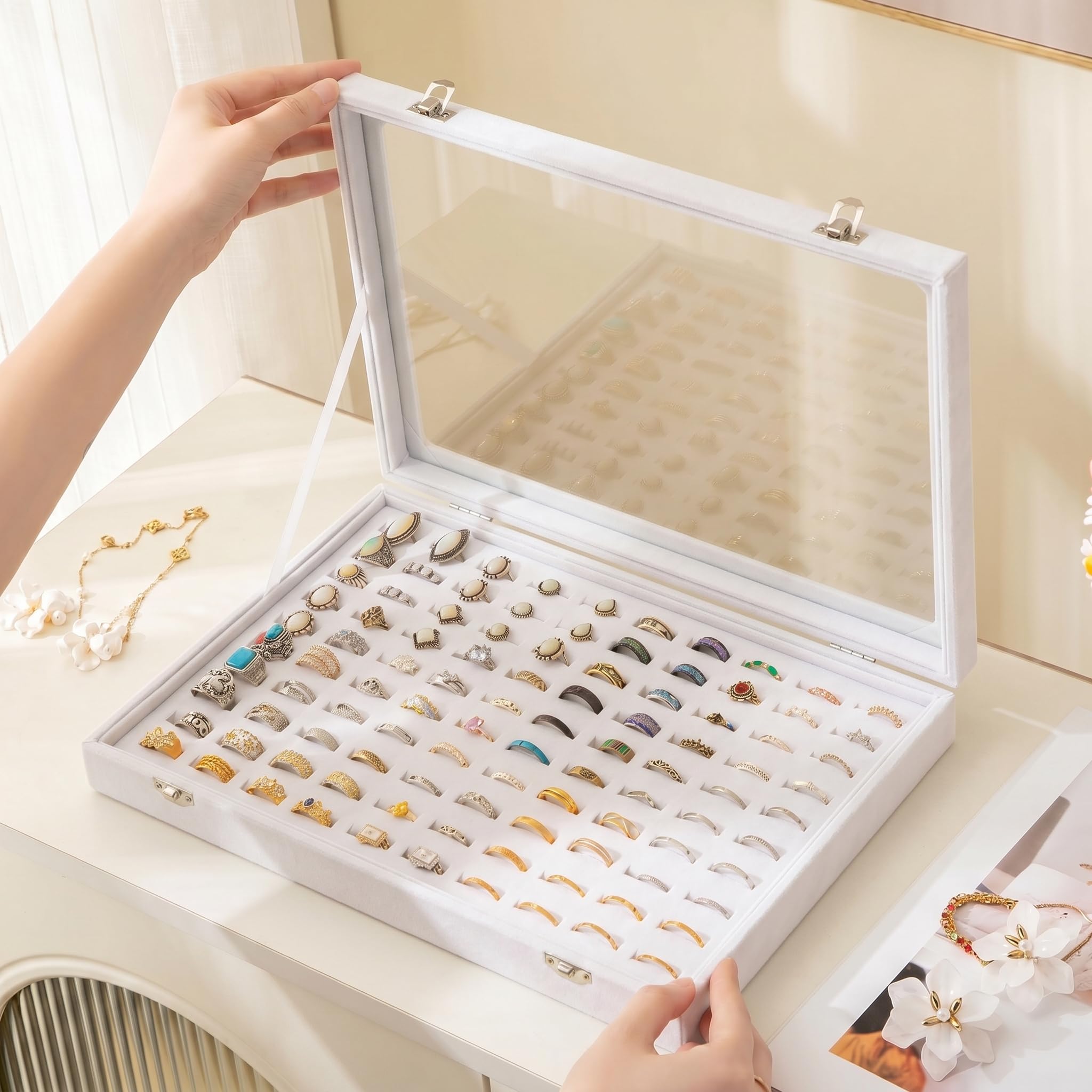 Frebeauty Bandeja organizadora de anillos con 100 ranuras para anillo con tapa transparente, caja de almacenamiento de anillo de terciopelo, bandeja de anillo(Blanco)
