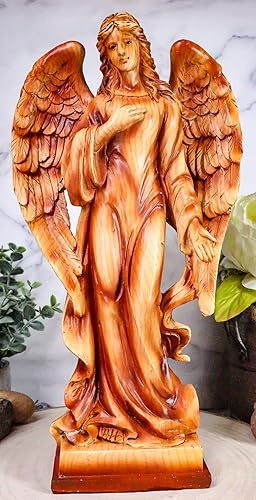 Ebros Ángel de la guarda de pie con escultura de corazón a mano en acabado de madera sintética, decoración de Navidad cristiana católica espiritual